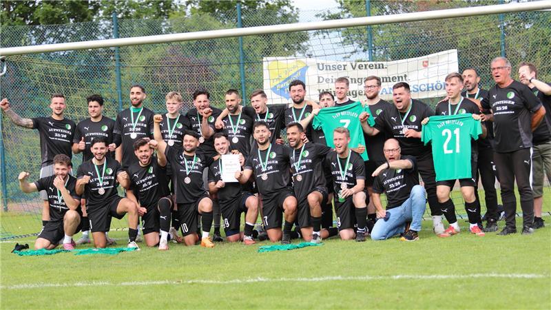 Bützfleth „zeigt Eier“ - Gänsehaut in Wiepenkathen: Das Kreisliga-Finale "Road to Bezirksliga": Bützfleth feiert mit den Meistertrikots.