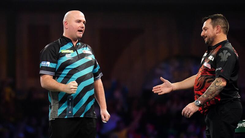 Darts-WM: Anderson gescheitert - Humphries gewinnt Krimi Rob Cross (l) siegte souverän gegen Jonny Clayton.