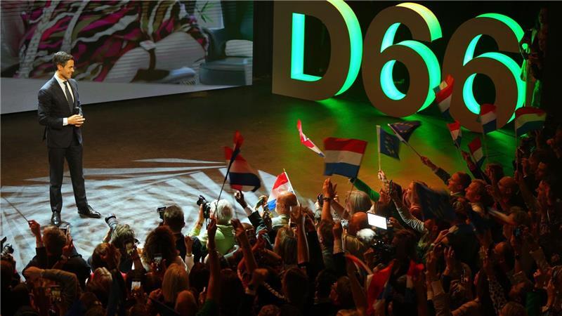 Bilder des Tages Rob Jetten, Vorsitzender der Mitte-Links-Partei D66, spricht auf der Bühne während bei einer Wahlveranstaltung während der Parlamentswahlen.