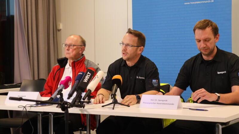 Robby Renner, Leiter des Havariekommandos, berichtet auf der Pressekonferenz im Havanehostel in Cuxhaven über die aktuelle Lage.