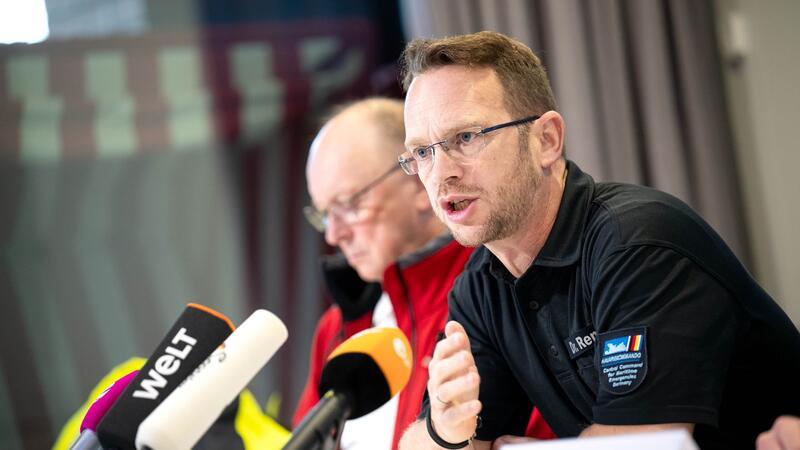 Suche nach vier Schiffbrüchigen in der Nordsee geht weiter Robby Renner (r), Leiter des Havariekommandos und Michael Ippich von der Deutschen Gesellschaft zur Rettung Schiffbrüchiger bei einer Pressekonferenz nach der Kollision zweier Frachter in der Nordsee.