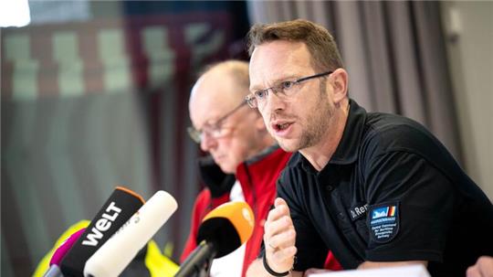 Robby Renner (r), Leiter des Havariekommandos und Michael Ippich von der Deutschen Gesellschaft zur Rettung Schiffbrüchiger bei einer Pressekonferenz nach der Kollision zweier Frachter in der Nordsee.