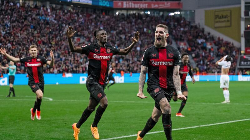 Robert Andrich (r) rettete Leverkusen das Remis gegen Stuttgart.