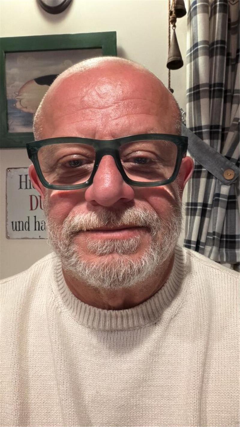 Robert Birk ist zu Gast in Burweg - und gibt mit seinem Flohzirkus Vorstellungen im Heimat- und Schulmuseum Himmelpforten.