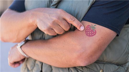 Robert Dahl trägt seine Leidenschaft für Erdbeeren unter der Haut.