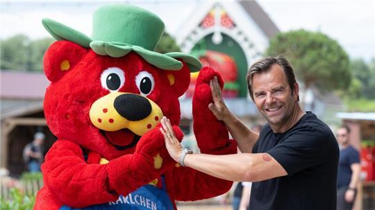Robert Dahl, Inhaber Karls Markt OHG, steht anlässlich einer Pressekonferenz im Karls Erlebnis-Dorf neben dem Maskottchen Karlchen