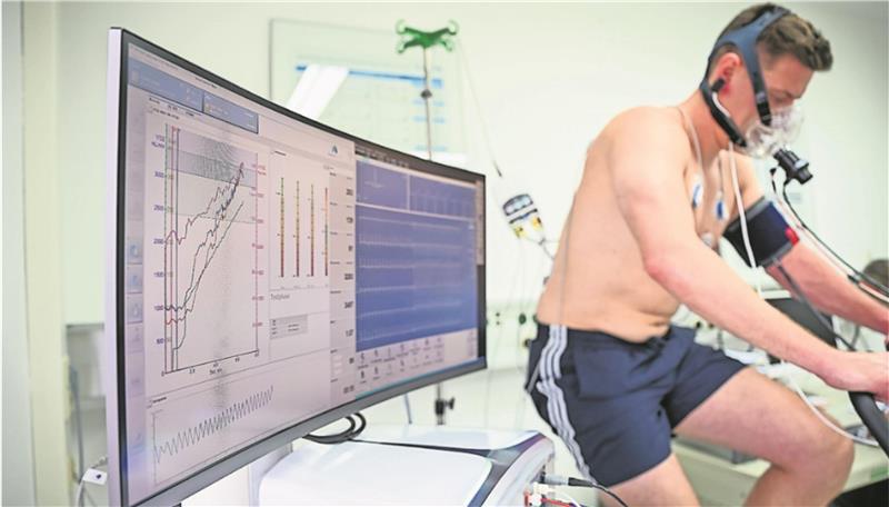 Robert Ebner, Volontär bei der Nordsee-Zeitung, bei der Spiroergometrie im Ameos-Klinikum in Bremerhaven.