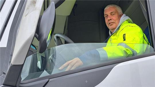 Robert Effenberger fährt mit seinem Lkw täglich mehrmals von Bremen nach Bremerhaven und zurück. Die Umleitung hat er nur einmal ausprobiert, seitdem fährt er lieber über die alte B6.
