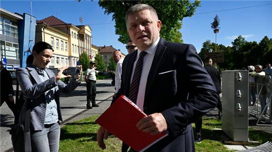 Robert Fico kurz vor dem Attentat in Handlova. Der Stellvertreter des Regierungschefs sagt, sein Zustand habe sich „stabilisiert, ist aber weiterhin ernst“.