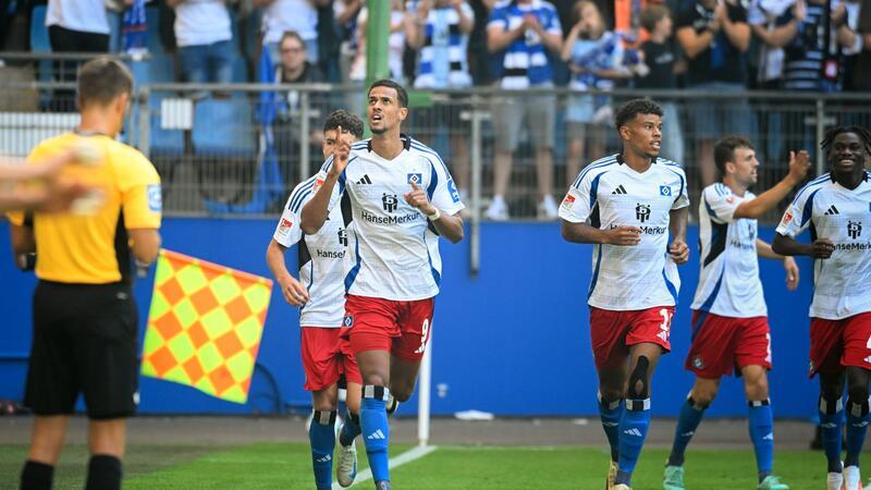 Freude über HSV-Heimsieg und ein Zeichen an Vuskovic Robert Glatz (M) traf schon früh für die Hamburger.