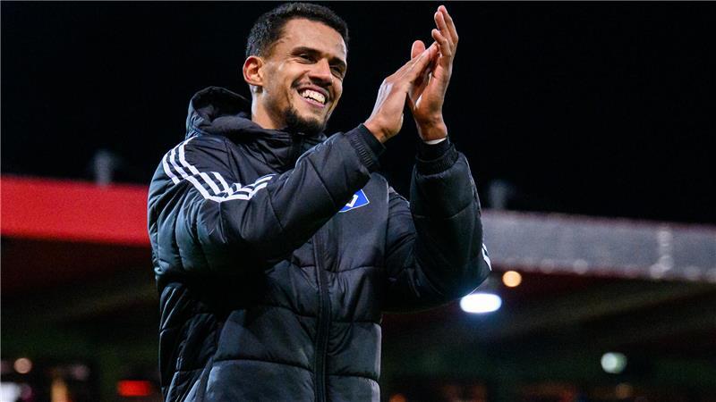 Robert Glatzel (Hamburger SV) jubelt nach dem Spiel. 