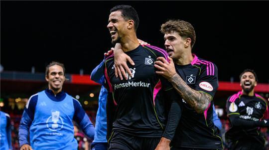 Joker Glatzel schießt HSV zum Sieg in Heidenheim Robert Glatzel (Hamburger SV) jubelt nach seinem Tor zum 0:1 mit der Mannschaft.