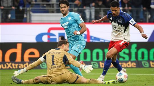 Robert Glatzel im Kampf um den Ball mit Torwart Oliver Baumann. Der TSG-Keeper bekommt für das Foul eine Gelbe Karte.