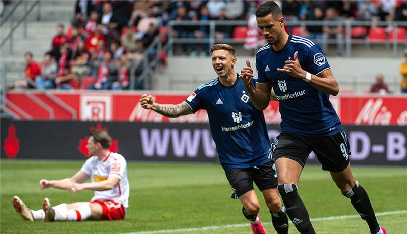 HSV steigert Aufstiegschance durch Sieg und Rivalen-Patzer Robert Glatzel (r) und Sonny Kittel von Hamburg jubeln. Foto: Stefan Puchner/dpa