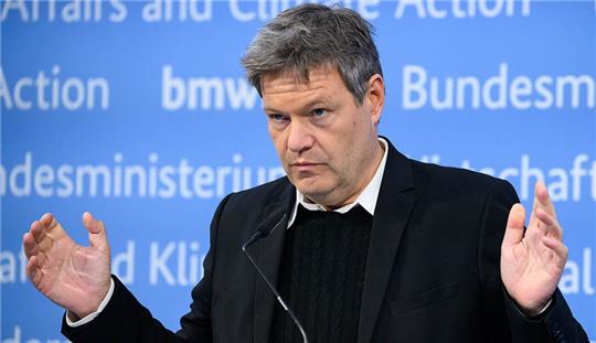 Robert Habeck (Bündnis 90/Die Grünen), Bundesminister für Wirtschaft und Klimaschutz, äußert sich bei einem Pressestatement im Bundesministerium für Wirtschaft und Energie zum zweiten Wärmepumpengipfel. Foto: Bernd von Jutrczenka/dpa