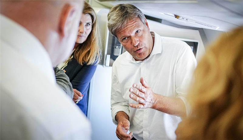 Ohne Mundschutz im Regierungsflieger: Streit um Maskenpflicht entbrannt Robert Habeck (Bündnis 90/Die Grünen), Bundesminister für Wirtschaft und Klimaschutz und Vizekanzler, spricht auf dem Flug von Berlin nach Montreal im Airbus A340 der Luftwaffe mit den mitreisenden Journalisten - ohne Maske. Foto: Kay Nietfeld/dpa