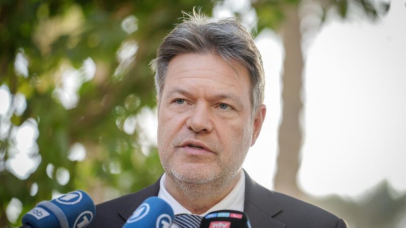 Eindeutig: Straftatbestände bei Bauern-Blockade-Aktion gegen Habeck an der Fähre Robert Habeck (Bündnis 90/Die Grünen), Bundesminister für Wirtschaft und Klimaschutz, gibt ein Pressestatement.