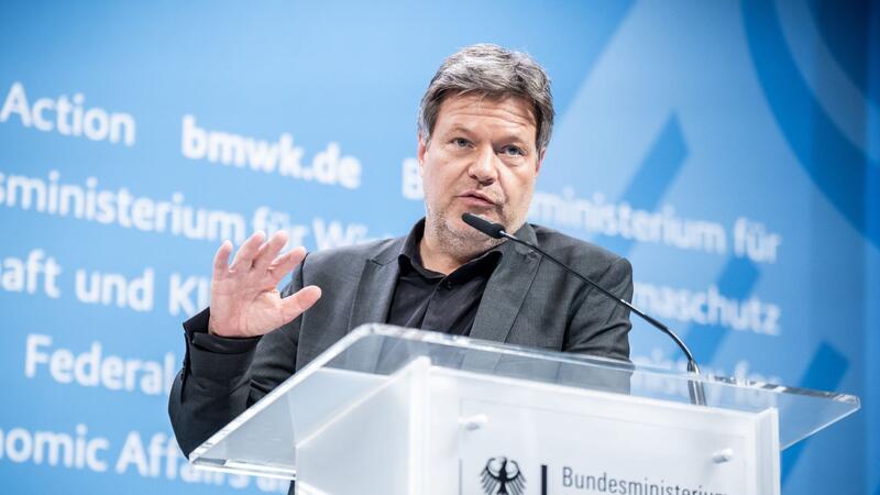Habecks „Pharma-Reise“: Branche sieht strukturelle Probleme Robert Habeck (Bündnis 90/Die Grünen), Bundesminister für Wirtschaft und Klimaschutz, nimmt an einer Pressekonferenz zum Thema Fortschritt bei der Energiewende teil.