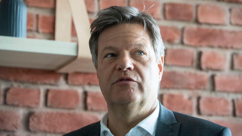 Habeck will Pharma-Standort Deutschland stärken Robert Habeck (Bündnis 90/Die Grünen), Bundesminister für Wirtschaft und Klimaschutz, besucht in Darmstadt das Biotechnologie-Unternehmen Zedira.