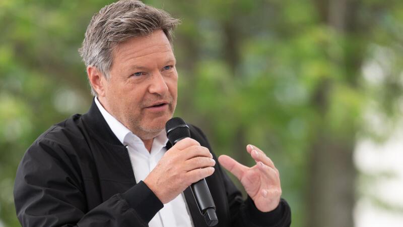 Robert Habeck (Bündnis 90/Die Grünen), Bundesminister für Wirtschaft und Klimaschutz, spricht beim Demokratiefest im Berliner Regierungsviertel.