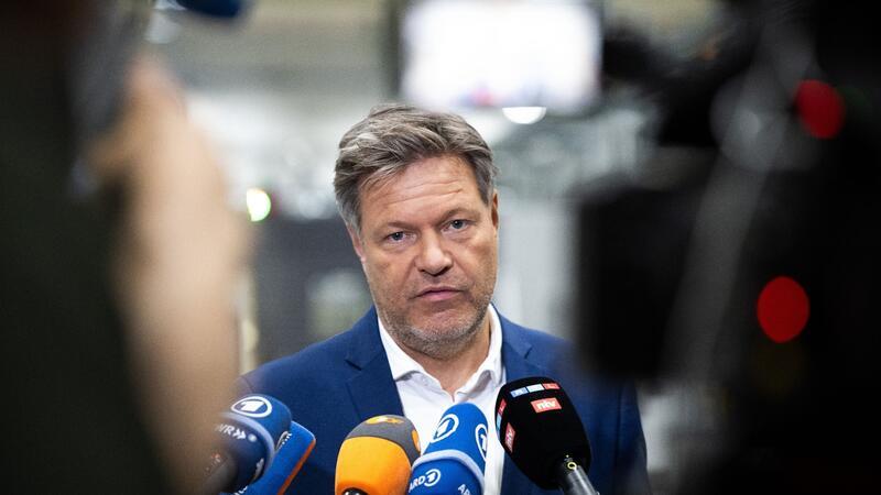 Habeck: Ostdeutschland schiebt die Wirtschaft an Robert Habeck: „Das Wirtschaftswachstum kommt langsam aus der Krise – gezogen derzeit vom Osten.“