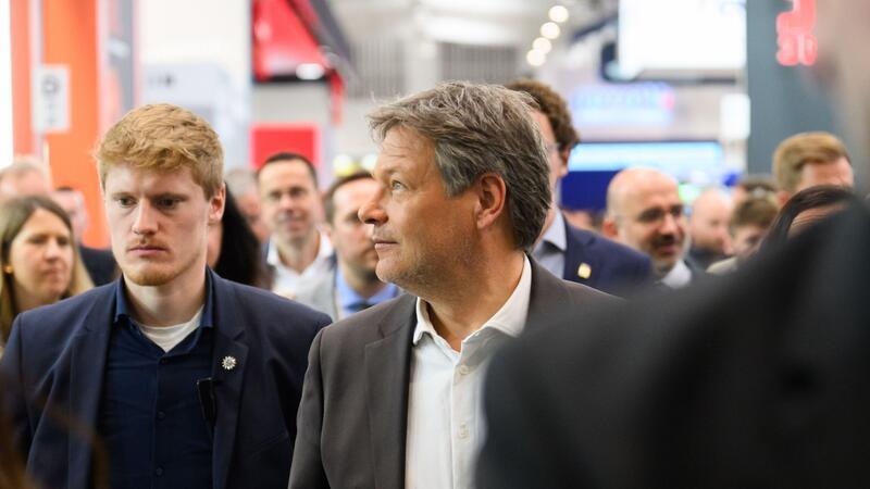 Robert Habeck (Grüne), Bundeswirtschaftsminister, bei seinem Messerundgang über die Hannover Messe 2024.