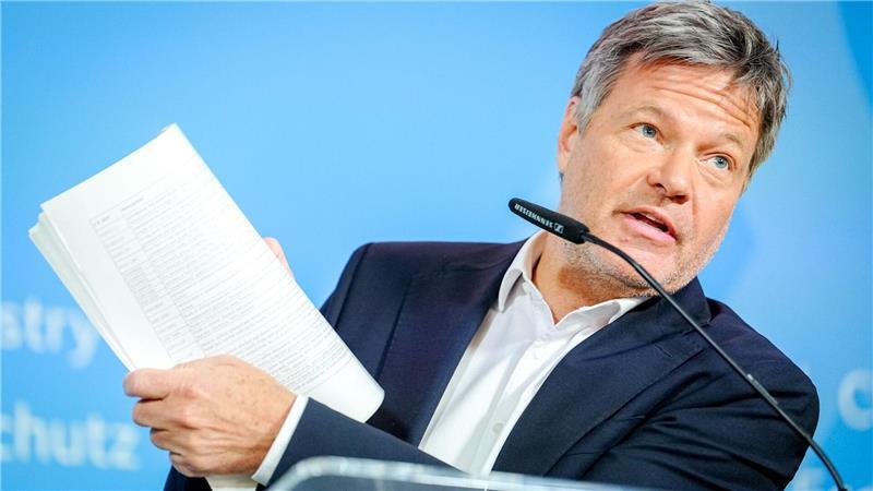 Robert Habeck hält vermeintlich vertrauliche Dokumente in die Kamera.