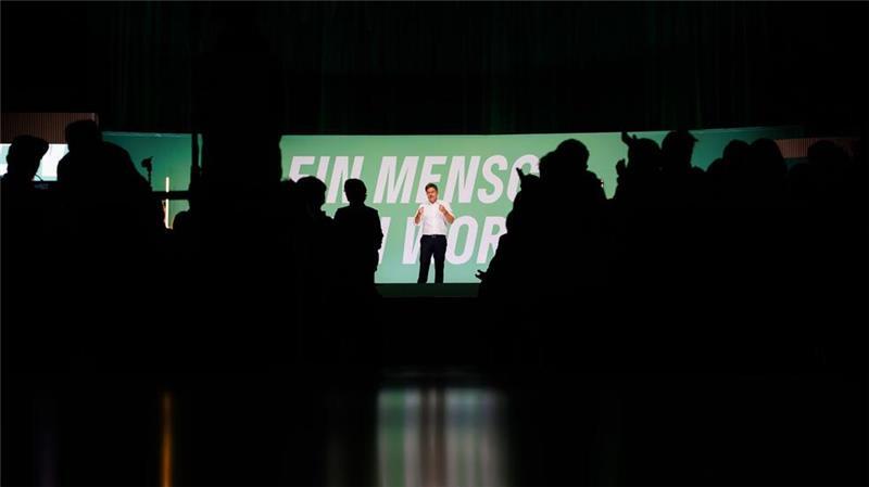 Robert Habeck spricht während einer Wahlkampfveranstaltung der Grünen in der Sick-Arena in Freiburg.