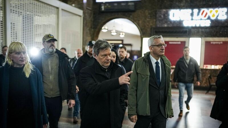 Habeck besucht die Ukraine: „Kampf um Freiheit“ Robert Habeck zusammen mit dem deutschen Botschafter Martin Jäger bei seiner Ankunft in Kiew.