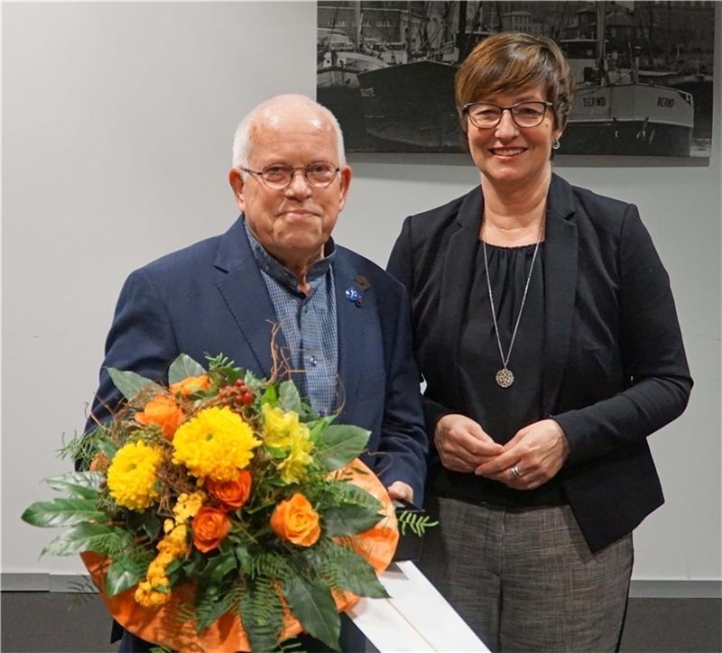 Robert Kamprad und Bürgermeisterin Katja Oldenburg-Schmidt.
