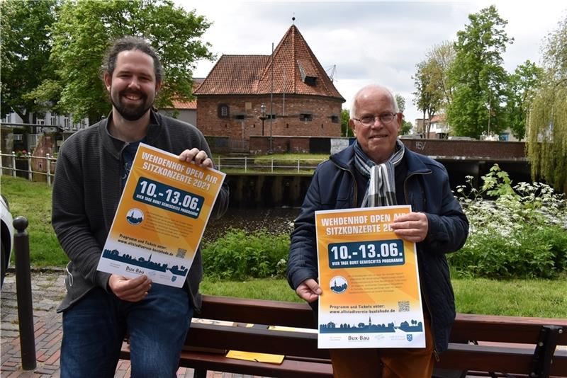 Robert Kamprad vom Altstadtvereinsvorstand und Eventmanager Nick Reinartz (links) freuen sich, dass mit den Lockerungen für Kulturveranstaltungen nun ein vorbereitetes Alternativprogramm zum Stadtfest als Wehdenhof-Open-Air über die Bühne g
