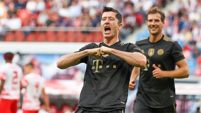 Robert Lewandowski (l) spielt künftig in den USA. (Archivbild)