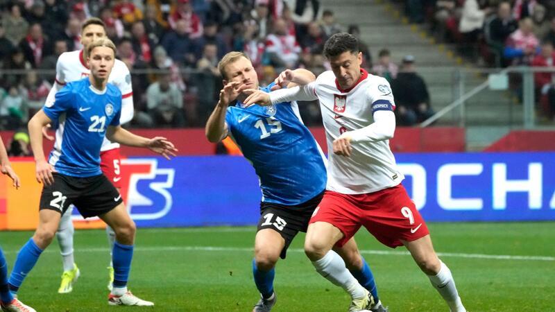 Robert Lewandowski (r) hat mit Polen das Playoff-Finale erreicht.