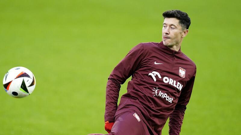 Lewandowski und Co. schlagen EM-Quartier in Hannover auf Robert Lewandowski während einer Trainingseinheit der polnischen Nationalmannschaft im Cardiff City Stadium.