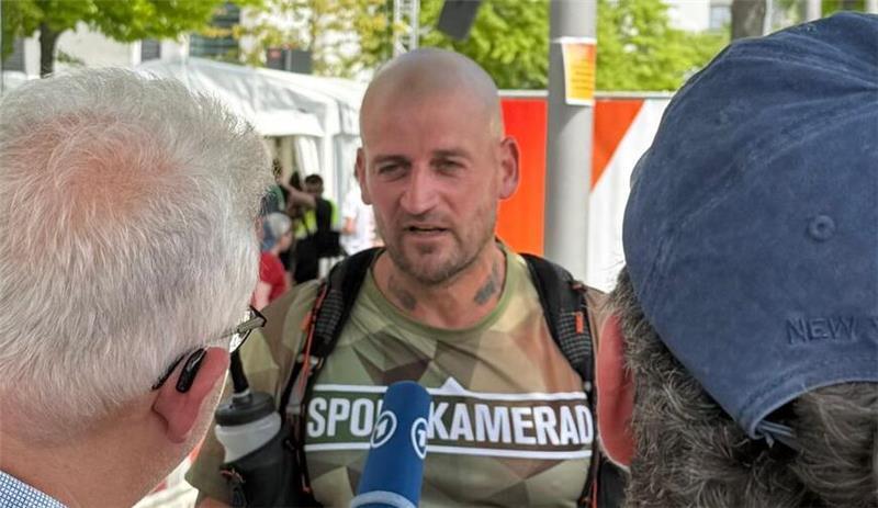 Veteranentag: Ex-Soldat Robert Müller aus Stade erreicht Berlin zu Fuß Robert Müller beim Veteranentag in Berlin. Hier im Interview mit der ARD.