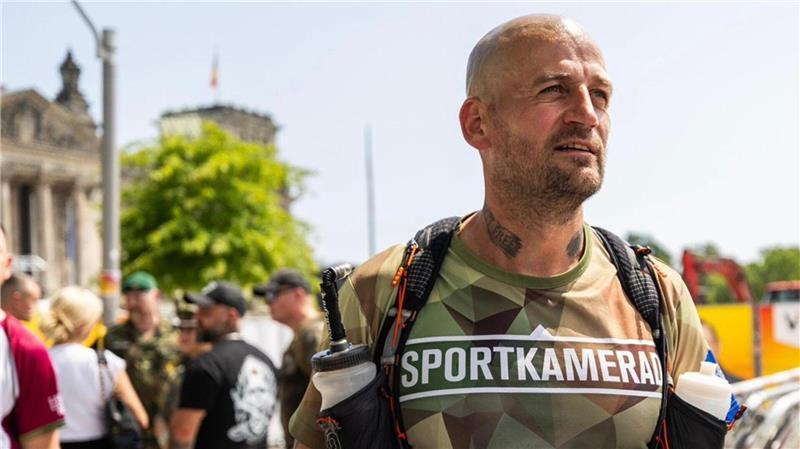 Raus aus der Anonymität: Kriegsveteranen treffen sich in Stade Robert Müller ist im vergangenen Jahr von Hamburg nach Berlin gelaufen, um auf das Schicksal der Bundeswehrveteranen aufmerksam zu machen.