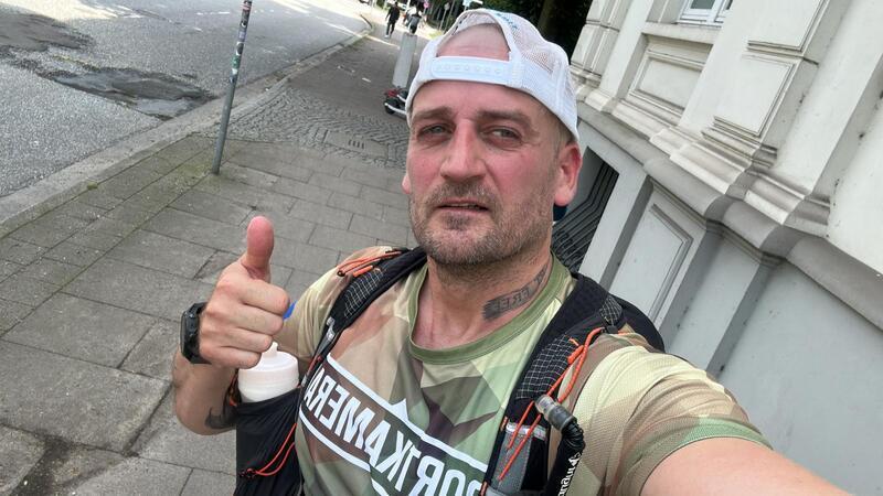 Sein langer Weg zum Veteranentag: Wie geht es Ex-Soldat Robert Müller? Robert Müller läuft gerade von Hamburg nach Berlin. 90 bis 100 Kilometer pro Tag hat sich der Stader Ex-Soldat vorgenommen.