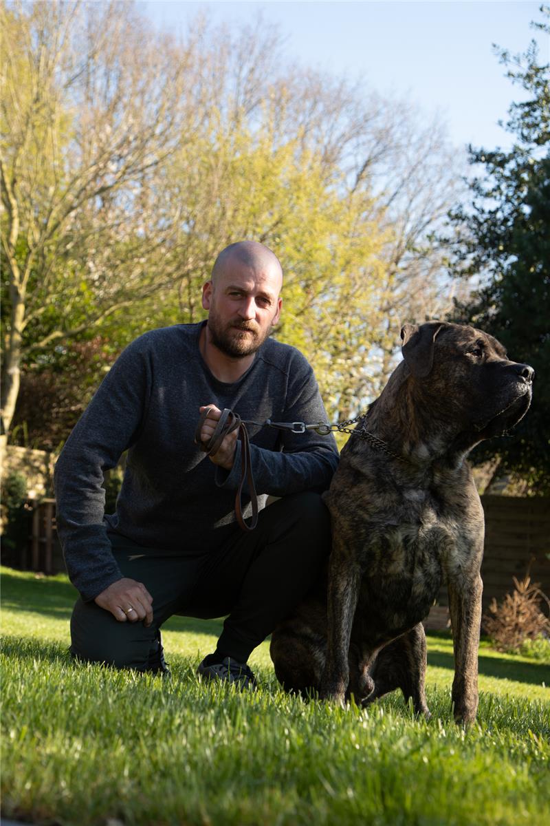 Robert Müller mit seinem Hund Artos in seinem Garten in Stade. Das Tier gibt dem traumatisierten Bundeswehr-Veteran Sicherheit.