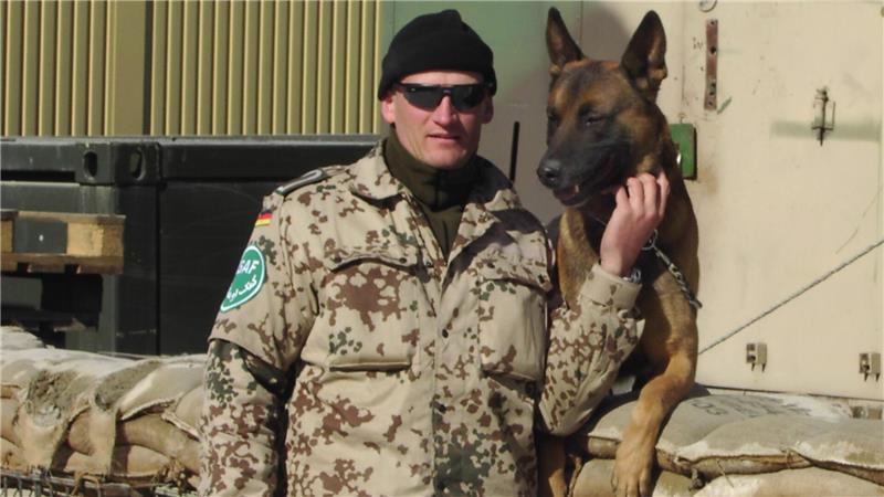 Robert Müller und sein Diensthund Idor beim Einsatz in Afghanistan.