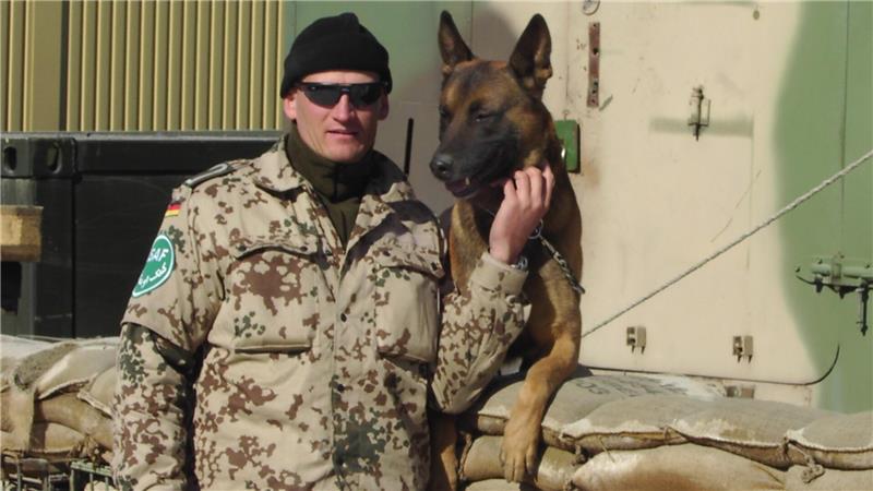 Robert Müller und sein Diensthund Idor in Afghanistan. Der belgische Schäferhund war viele Jahre Begleiter des Soldaten.