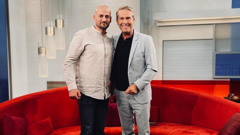 Robert Müller zu Gast auf dem roten Sofa im NDR-Fernsehen. Moderator ist Hinnerk Baumgarten.