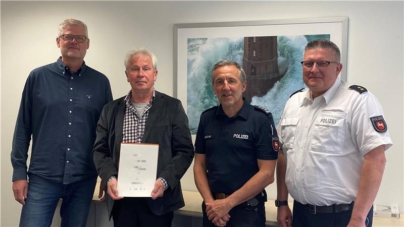 Robert Schlimm ist vorerst wieder Polizeichef in Buxtehude Robert Schlimm (links) übernimmt das Amt wieder.