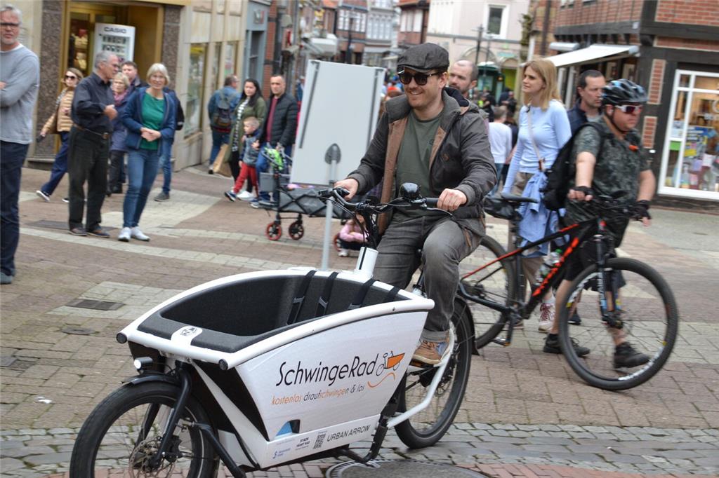 Robert aus Stade probiert das E-Lastenrad von "Stade fährt Rad" aus.