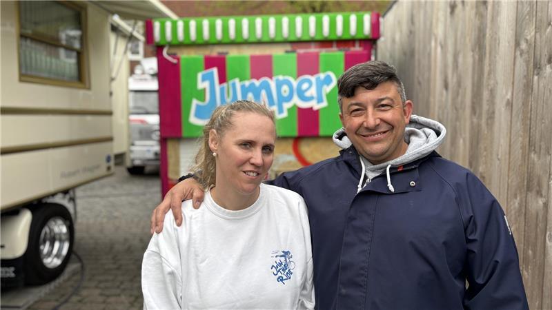 Robert und Rebecca Wagner betreiben in Stade das Fahrgeschäft Jumper. Aufgebaut wird es nach dem Ende des Wochenmarkts auf dem Pferdemarkt.