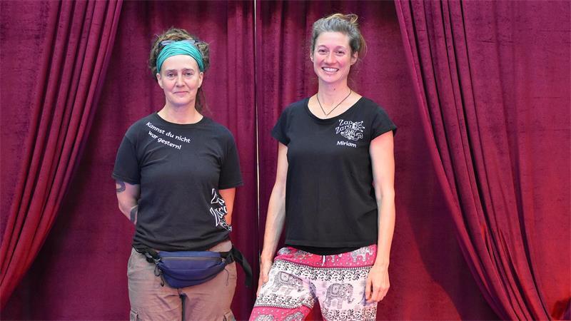 Der Zirkus ist in Fredenbeck: Ein Motto schweißt 67 Kinder zusammen Roberta Thust (links) und Miriam Vogt vom Circus Zappzarap wollen mehr, als den Kindern in Fredenbeck nur Tricks beizubringen.