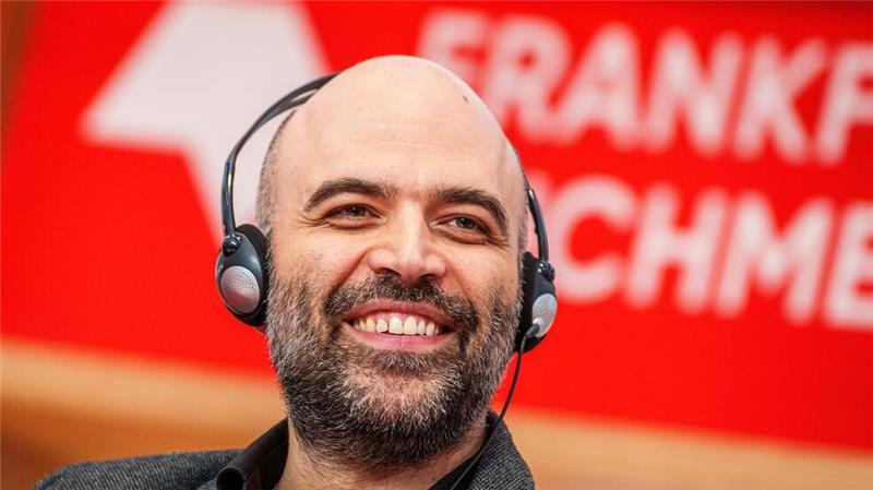 Savianos „Rache“ auf der Buchmesse Roberto Saviano, italienischer Autor, lächelt bei einer Diskussionsrunde unter der Überschrift „Schreiben in illiberalen Zeiten“.
