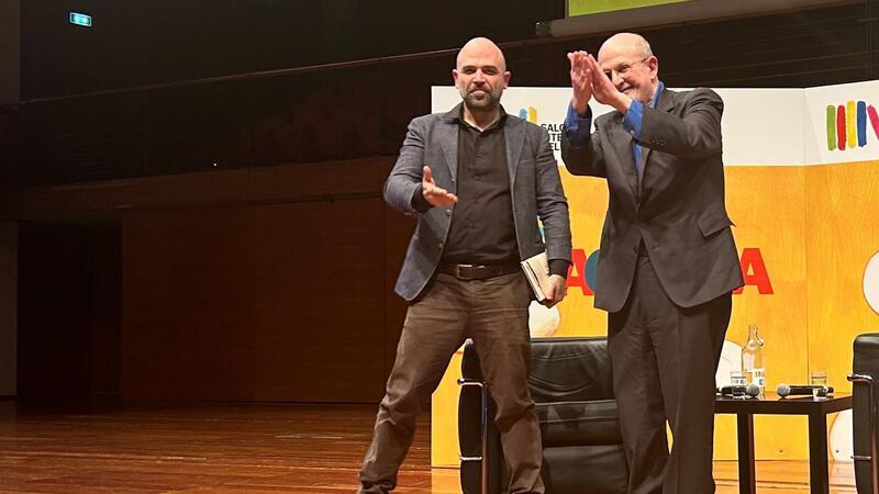 Roberto Saviano (l) und Salman Rushdie auf der Buchmesse in Turin.