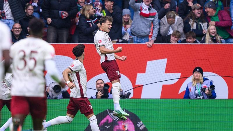 Rekordtor und Neuer-Patzer: Bayern verpasst Sieg in Augsburg Robin Fellhauer (FC Augsburg) jubelt über das schnellste Tor der Bundesliga-Geschichte.