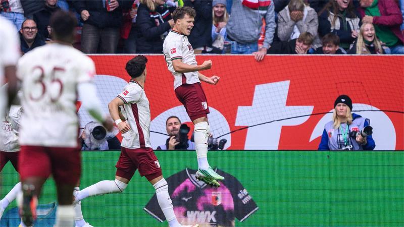 Neuer-Lapsus und Rekordtor: FC Bayern nur Remis in Augsburg Robin Fellhauer jubelt über das schnellste Tor der Liga-Historie.