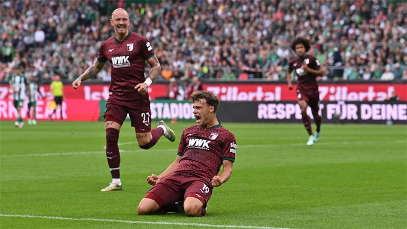 3:2 nach 0:2: Später Werder-Wahnsinn Robin Fellhauer vom FC Augsburg jubelt nach seinem Tor in Bremen.